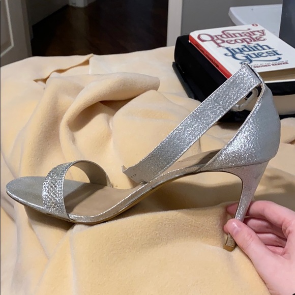 silver heels - Picture 3 of 4